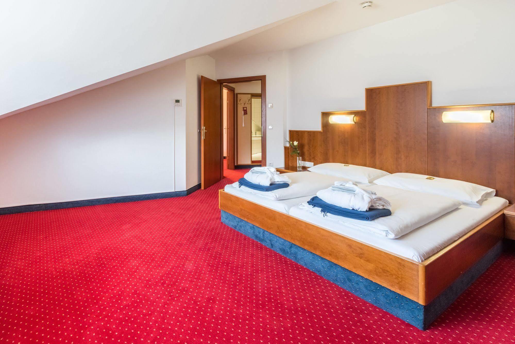 Hotel Paradies Грац Экстерьер фото
